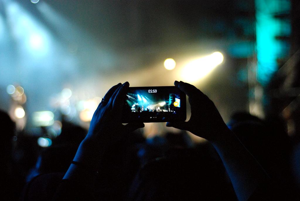 Enthusiastic Konzertbesucher mit erhobenen Händen