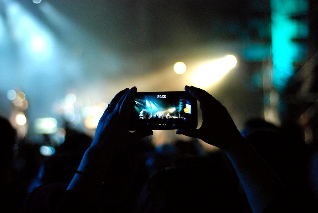 Live-Konzertbühne mit dramatischer Beleuchtung und Publikum